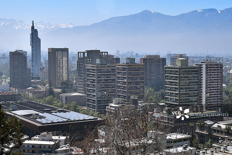从圣卢西亚山拍摄的智利圣地亚哥市中心天际线图片素材