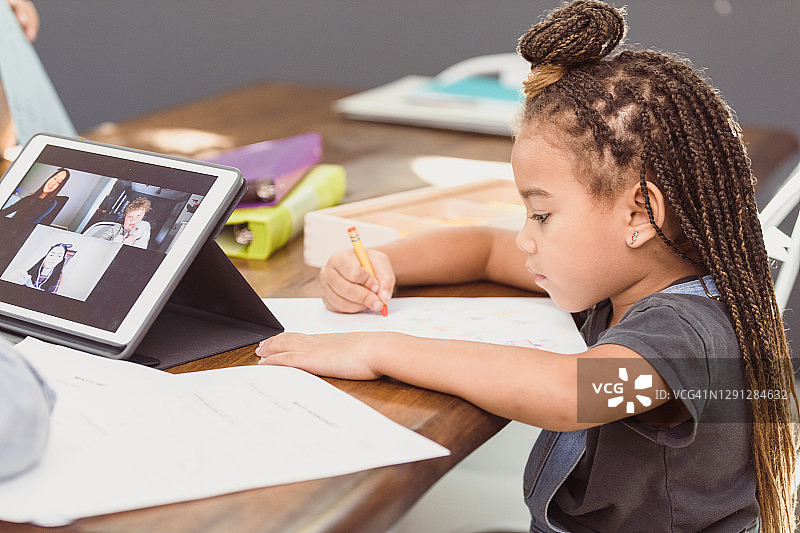 无法辨认的兄弟姐妹参加虚拟学校时，学龄前儿童涂色图片素材