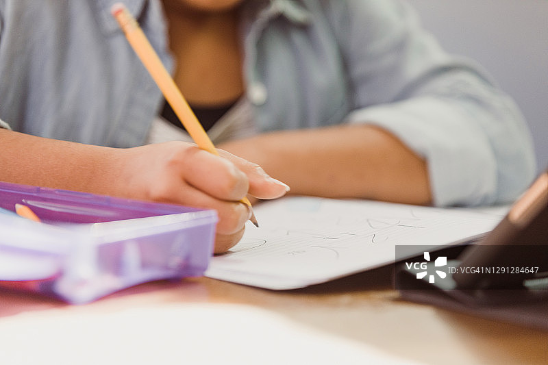 填写学校作业单的女孩图片素材