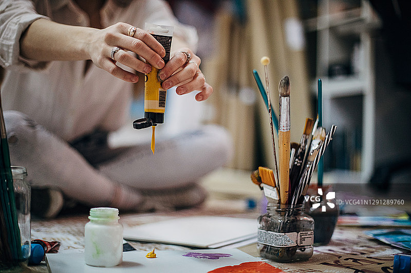 女人在艺术工作室绘画图片素材