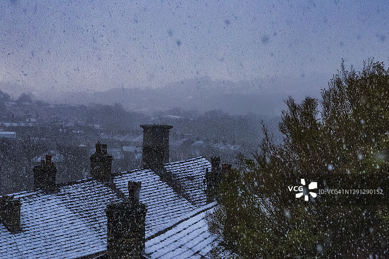 新磨坊屋顶上的厚重积雪，英国峰区国家公园图片素材