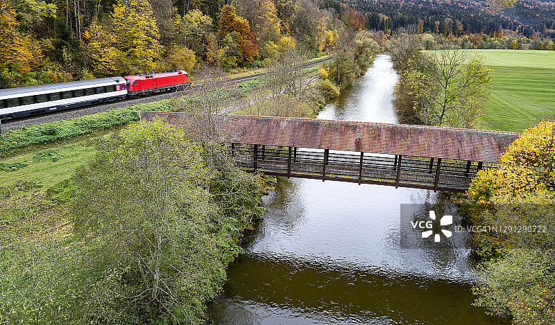 廊桥和城际列车图片素材