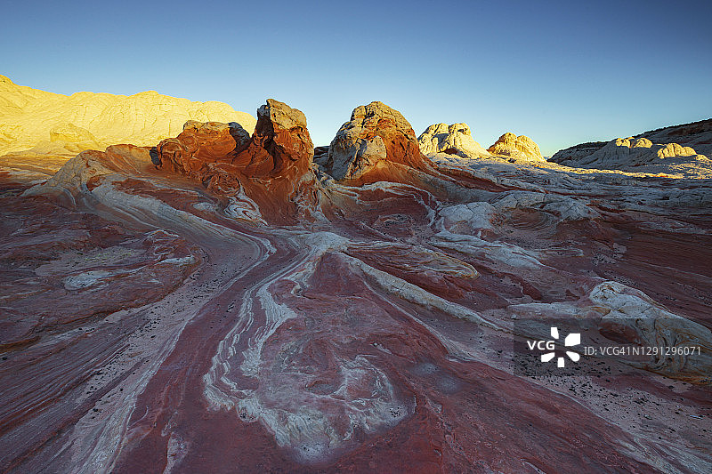 日出时的砂岩地貌图片素材