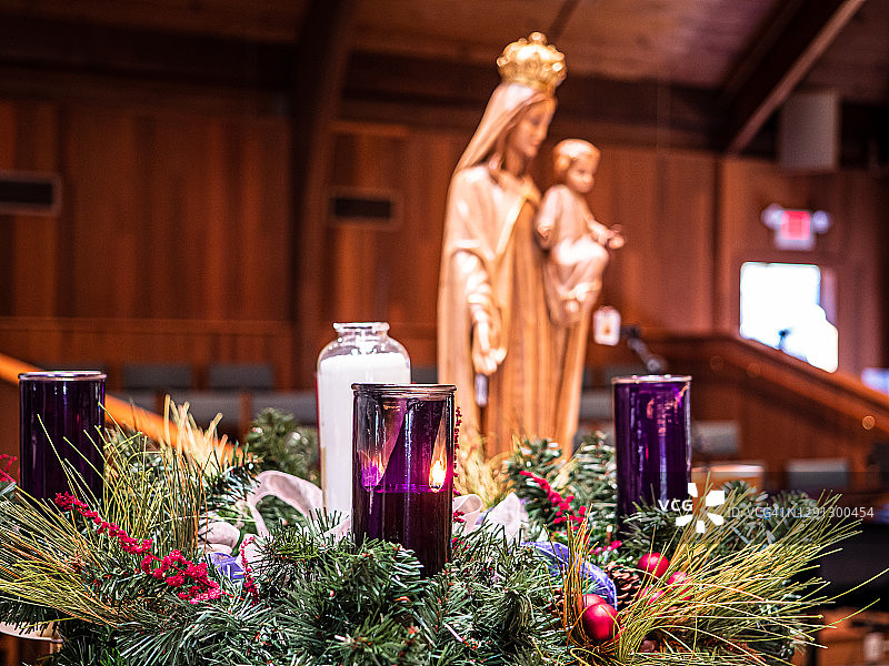 基督降临节蜡烛和花环特写图片素材