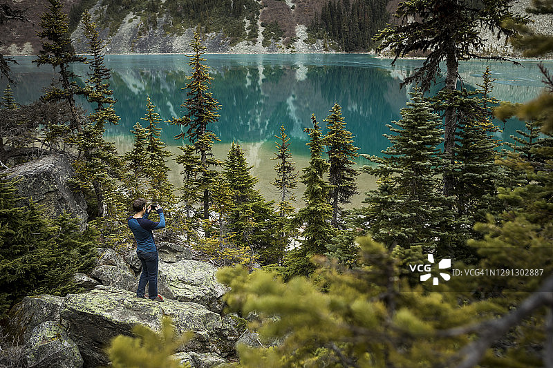 在约弗雷湖省立公园徒步的男人图片素材