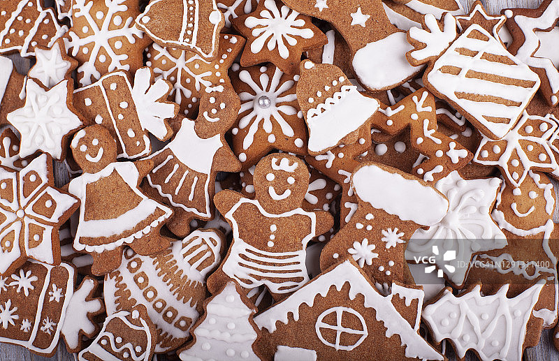 乡村木桌上的自制圣诞姜饼饼干图片素材