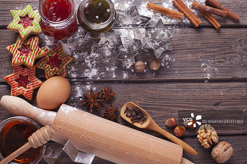 木桌上装饰的圣诞姜饼曲奇图片素材