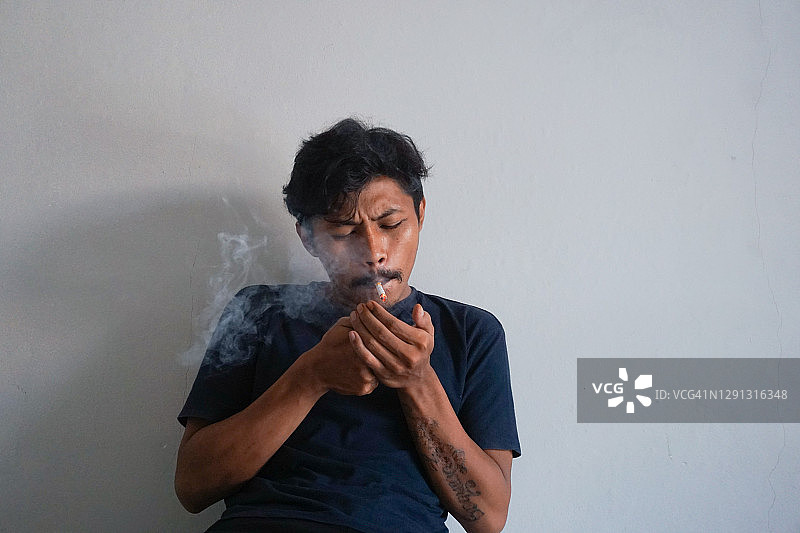 在城市里吸烟的男人，对尼古丁上瘾图片素材