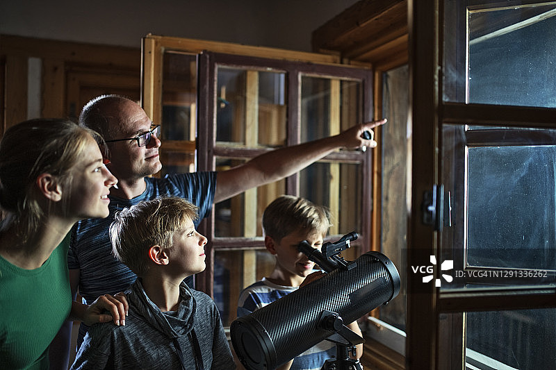 父子一起观测月亮和星星图片素材