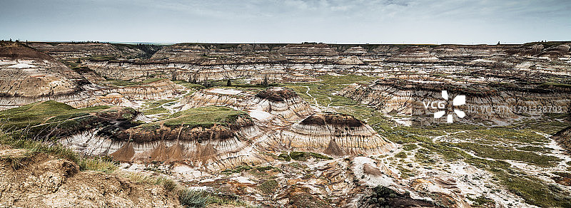 加拿大艾伯塔省荒地马蹄峡谷地层全景图片素材