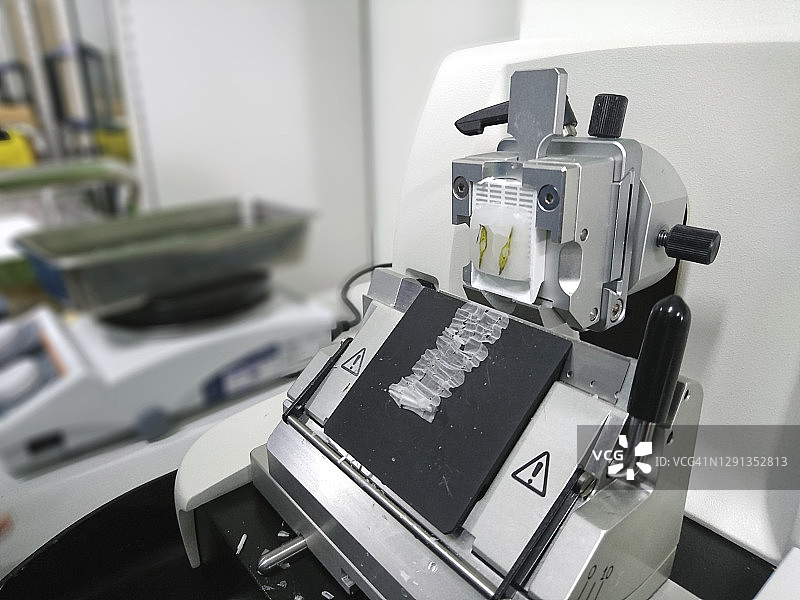 在轮转式切片机上切割组织切片图片素材