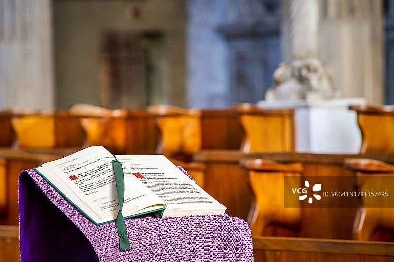 罗马阿文提诺山天主教堂内展示的福音圣书图片素材