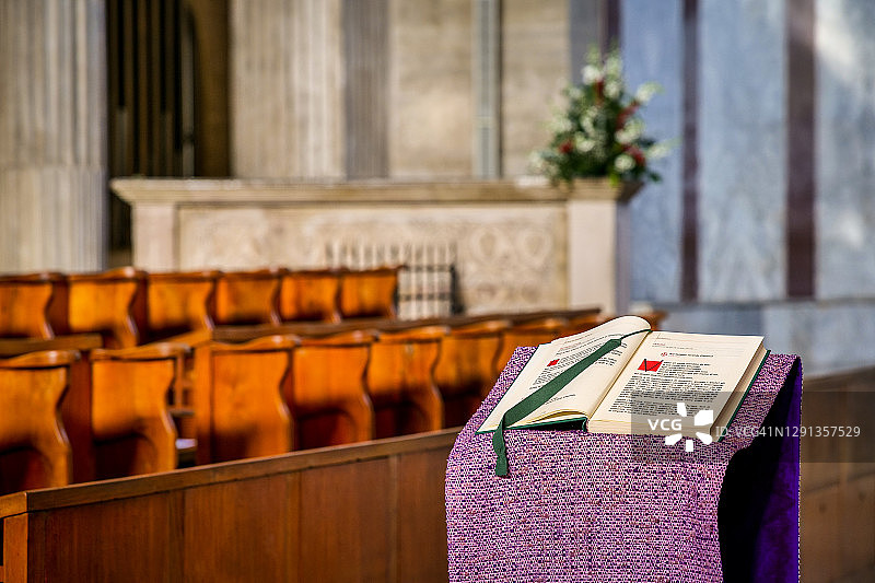 罗马阿文提诺山天主教堂内展示的福音圣书图片素材