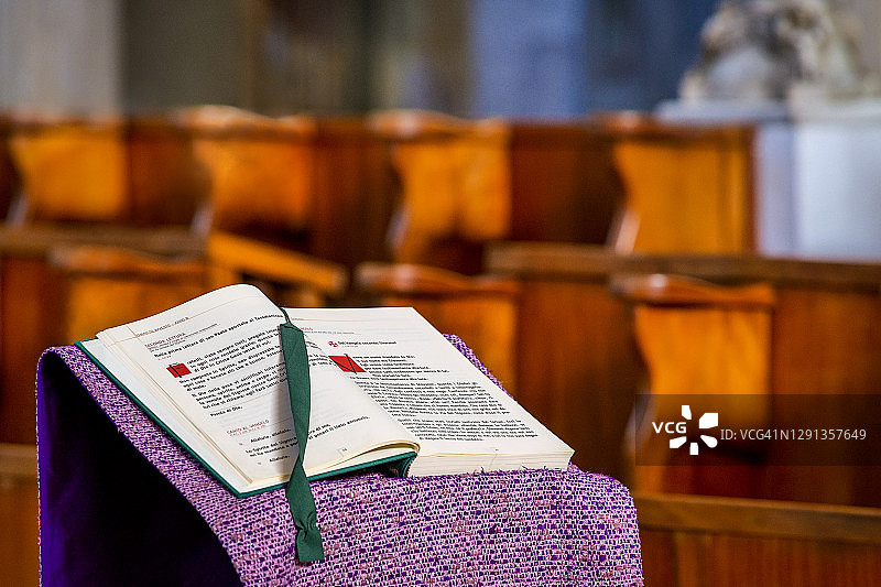 罗马阿文提诺山天主教堂内展示的福音圣书图片素材