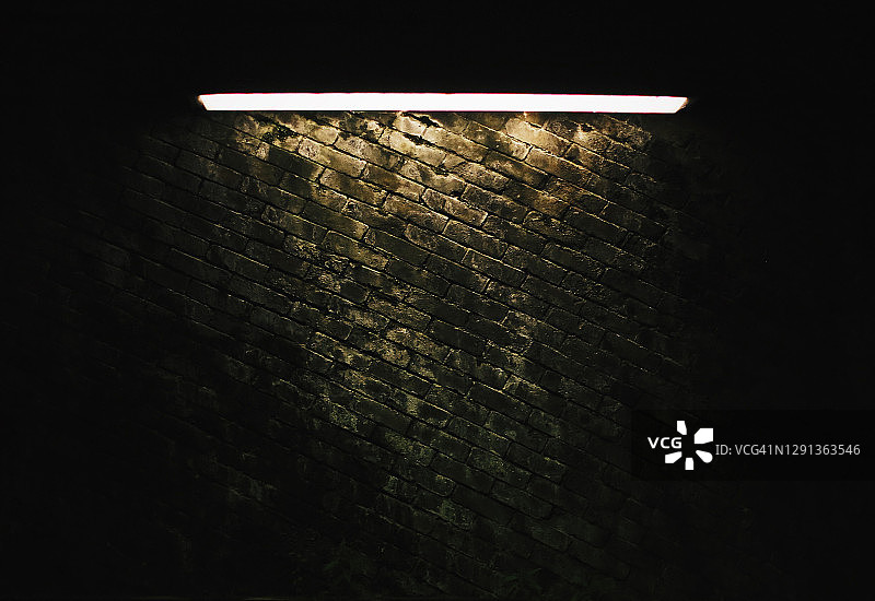 荧光灯照亮的旧砖墙抽象照片图片素材