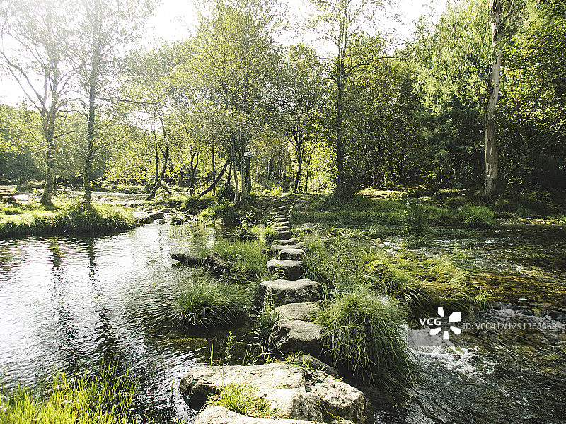 韦兹河上的踏脚石图片素材