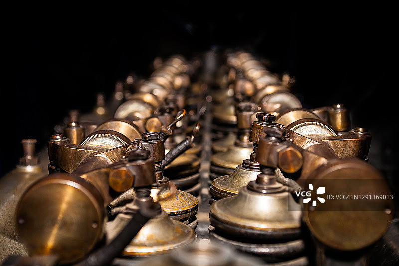 黑色背景下的复古飞机活塞发动机图片素材