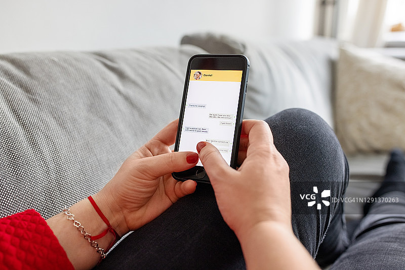 女性用手机与男友聊天图片素材