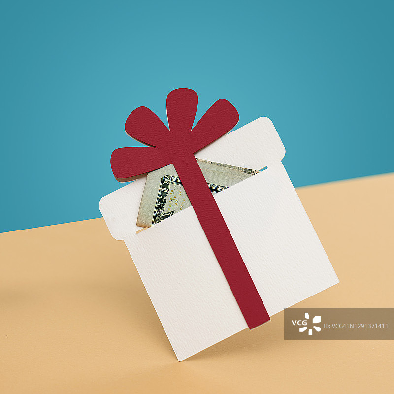 礼品盒和20美元纸币图片素材