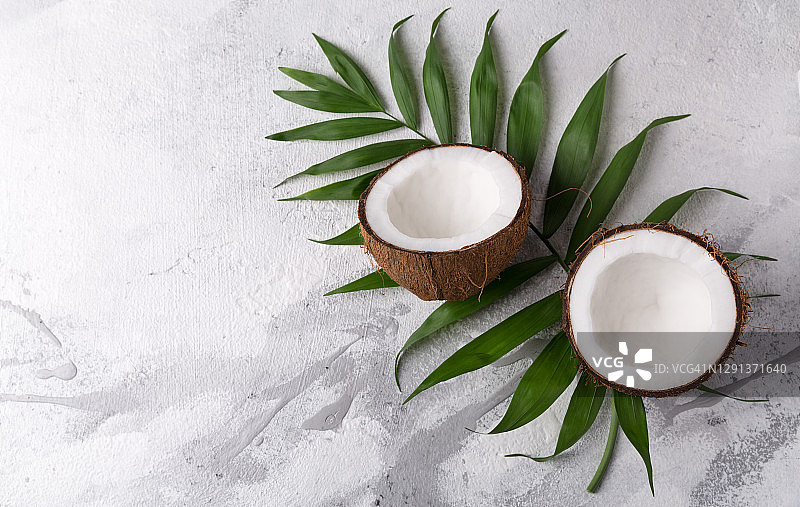 白色背景上的椰子图片素材