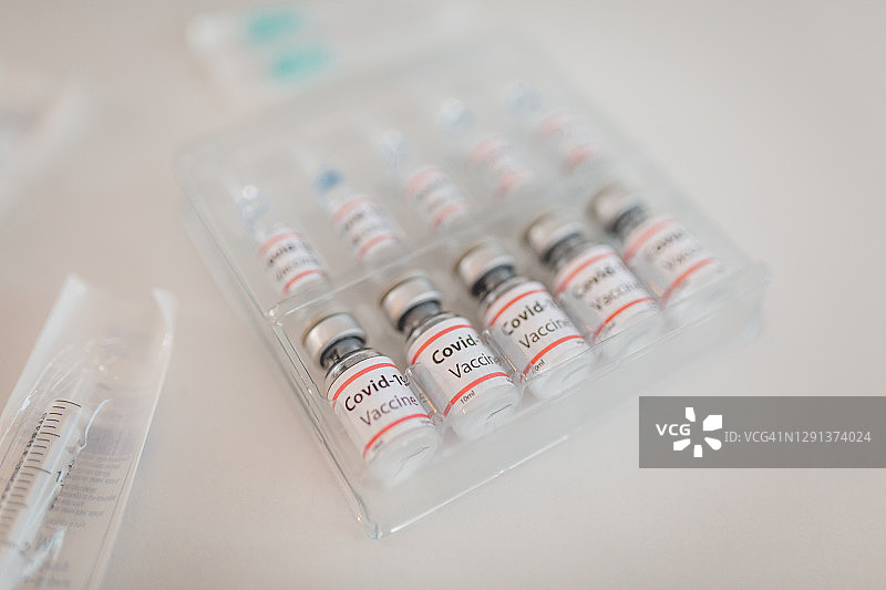 医生为患者接种疫苗图片素材