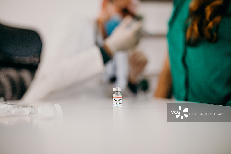 医生为患者接种疫苗图片素材