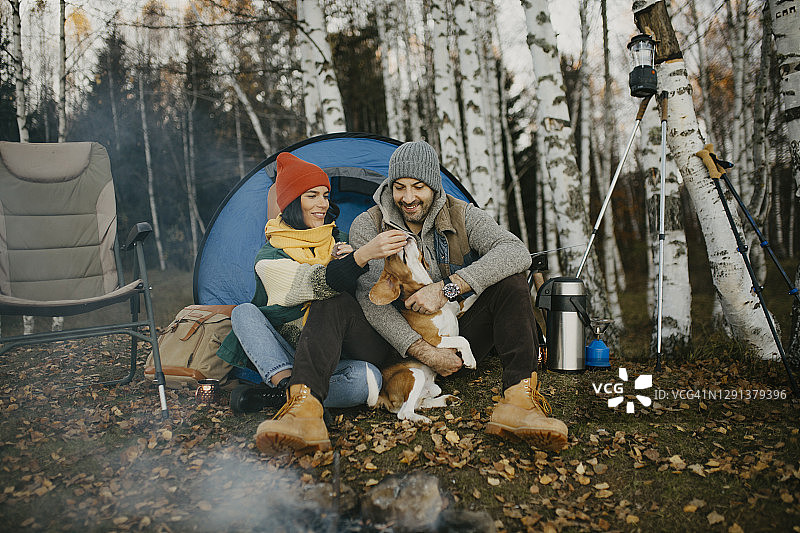 年轻情侣的露营之旅图片素材