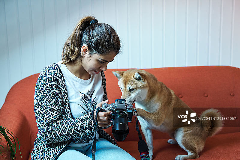女子吸引小狗拍照图片素材