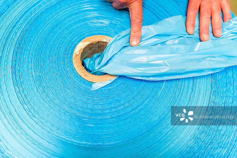 蓝色高密度聚乙烯卷图片素材