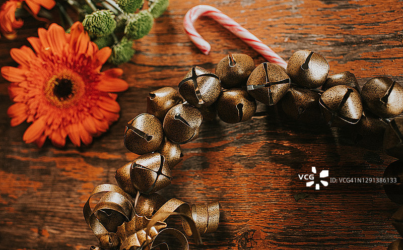 节日主题：乡村风格桌子上铃儿响叮当和橘色花的扁平图像图片素材