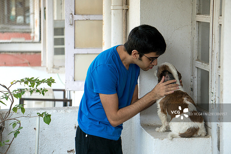 年轻人和宠物狗图片素材