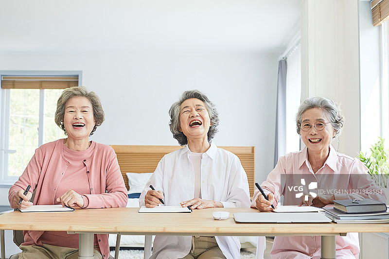微笑的老年妇女一起学习图片素材
