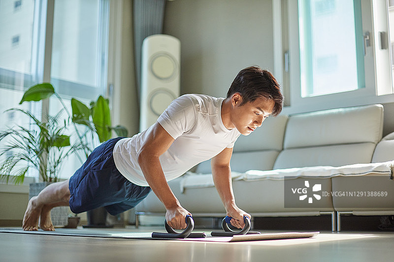 男人在家锻炼图片素材