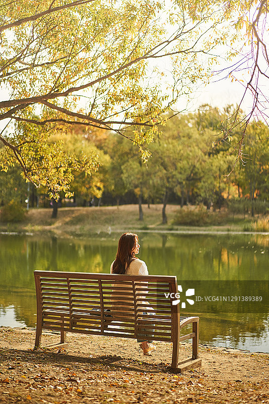 秋季野餐的女人图片素材