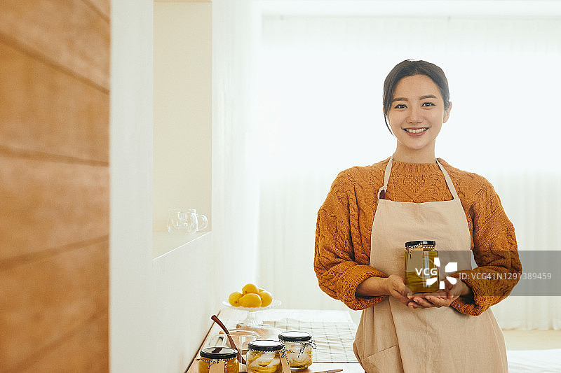 手拿蜂蜜柠檬罐的女人图片素材