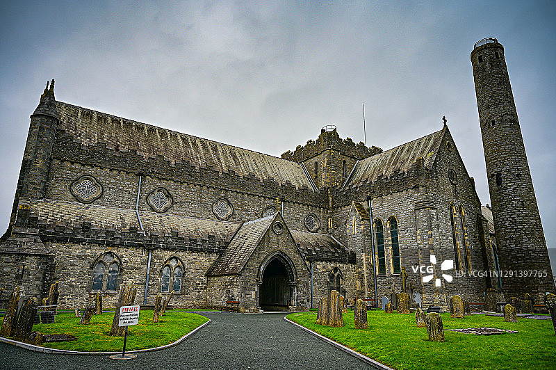 爱尔兰基尔肯尼圣卡尼斯大教堂和圆形塔楼图片素材