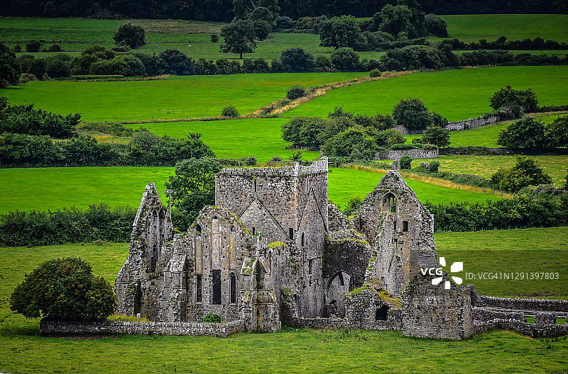 爱尔兰蒂珀雷里郡卡舍尔岩附近的石头教堂遗址图片素材