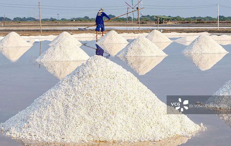 泰国龙仔厝府纳库鲁盐田的当地人生活图片素材