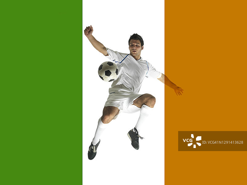 腾空足球运动员，背景爱尔兰国旗图片素材