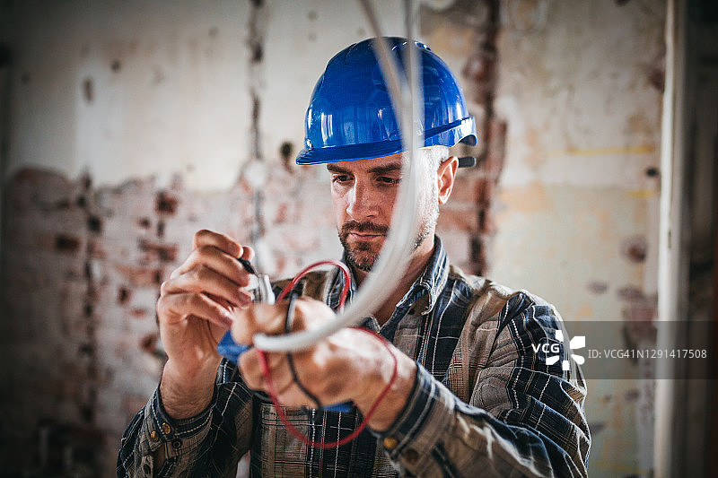 电气工程师正在连接电路图片素材