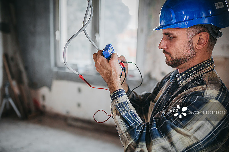 电气工程师正在连接电路图片素材