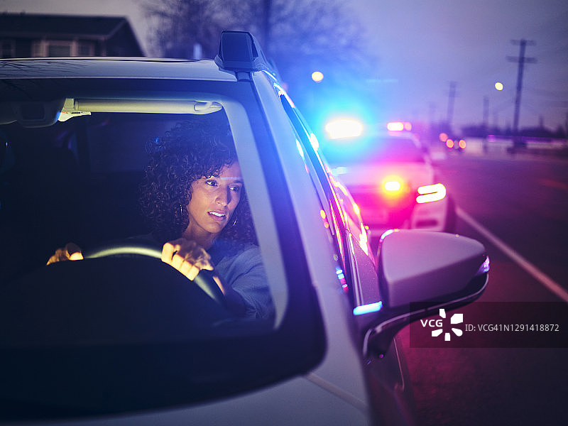 夜间警察交通拦截图片素材