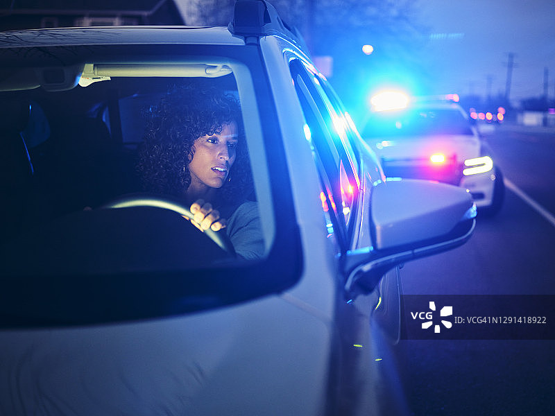 夜间警察交通拦截图片素材