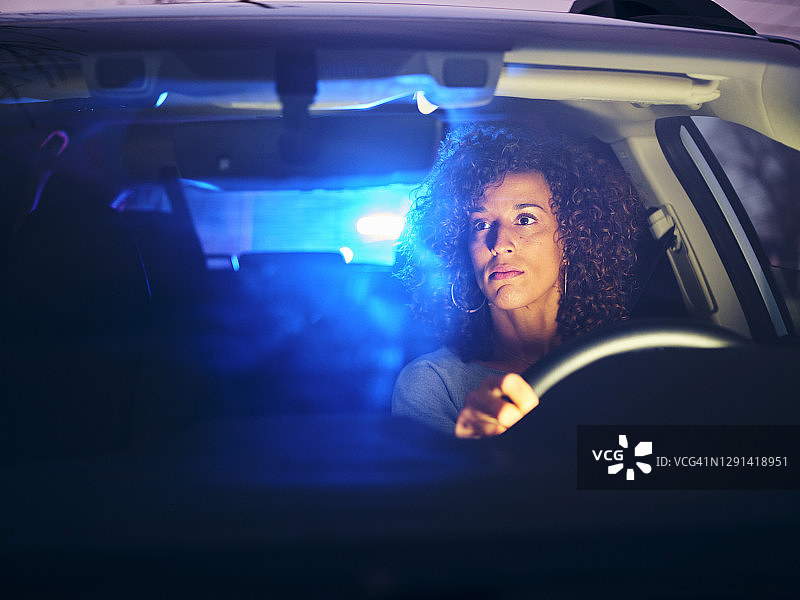 夜间警察交通拦截图片素材