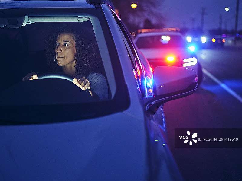 夜间警察交通拦截图片素材