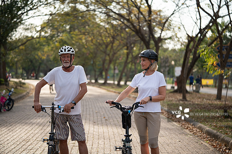 在乡间骑自行车的老年夫妇图片素材