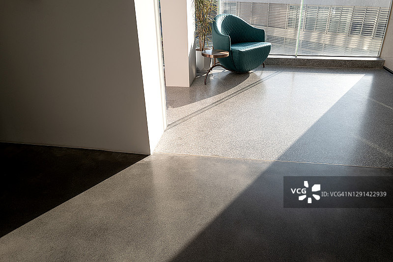 阳光照耀下的落地窗旁的单人椅图片素材