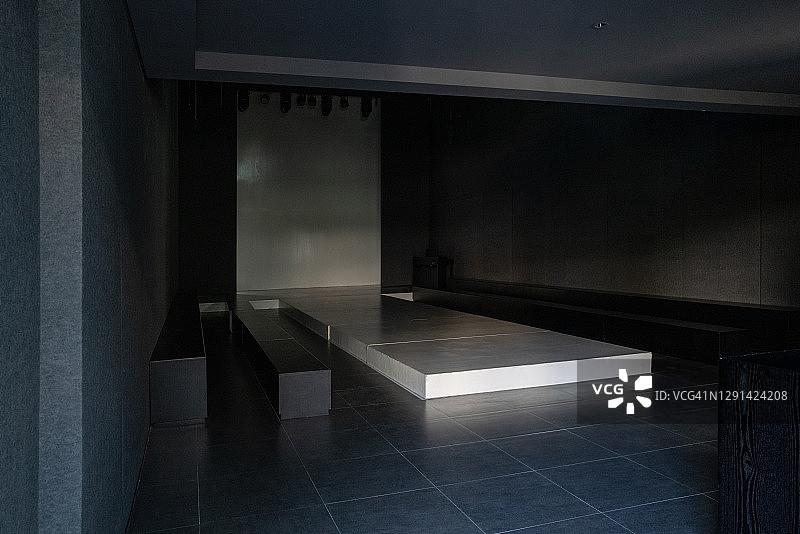 深色室内T台图片素材