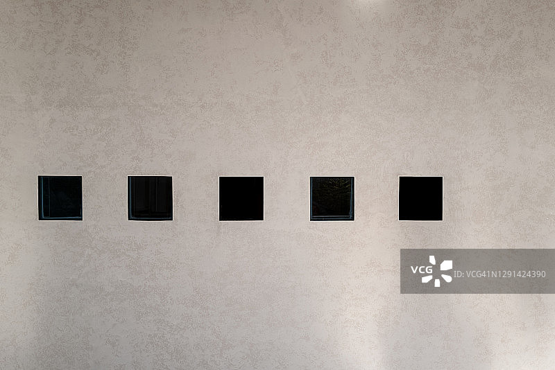 混凝土墙上的五个方格图片素材