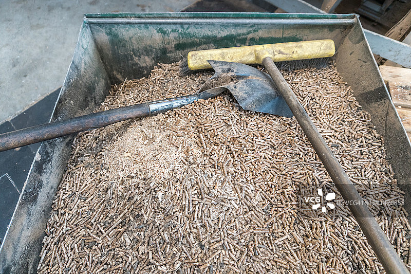 装满木屑颗粒的容器，用于装入生物质锅炉图片素材